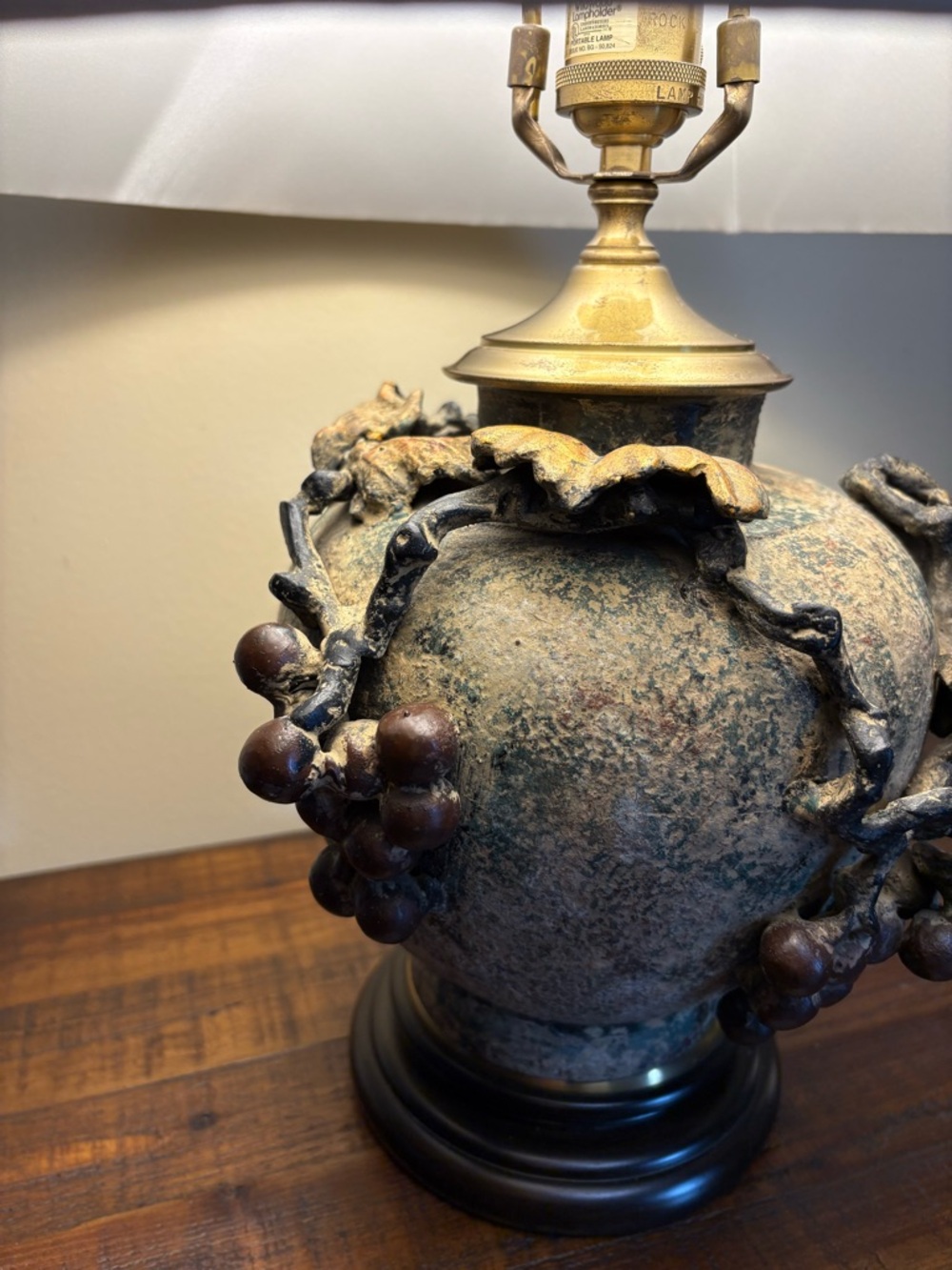 🔥🔥🔥A Rare Find Vintage Table Lamp Featuring A Base With Grape And Vine Details - Picture 3 of 13